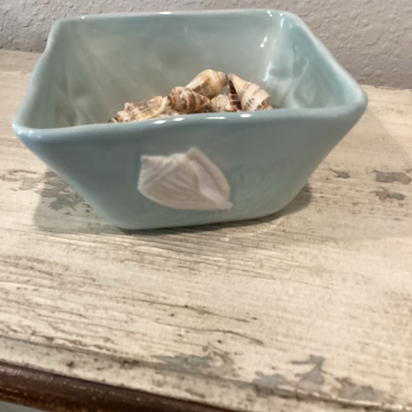 Blue Ceramic Bowl with Seashell Design - Picture 3 of 7